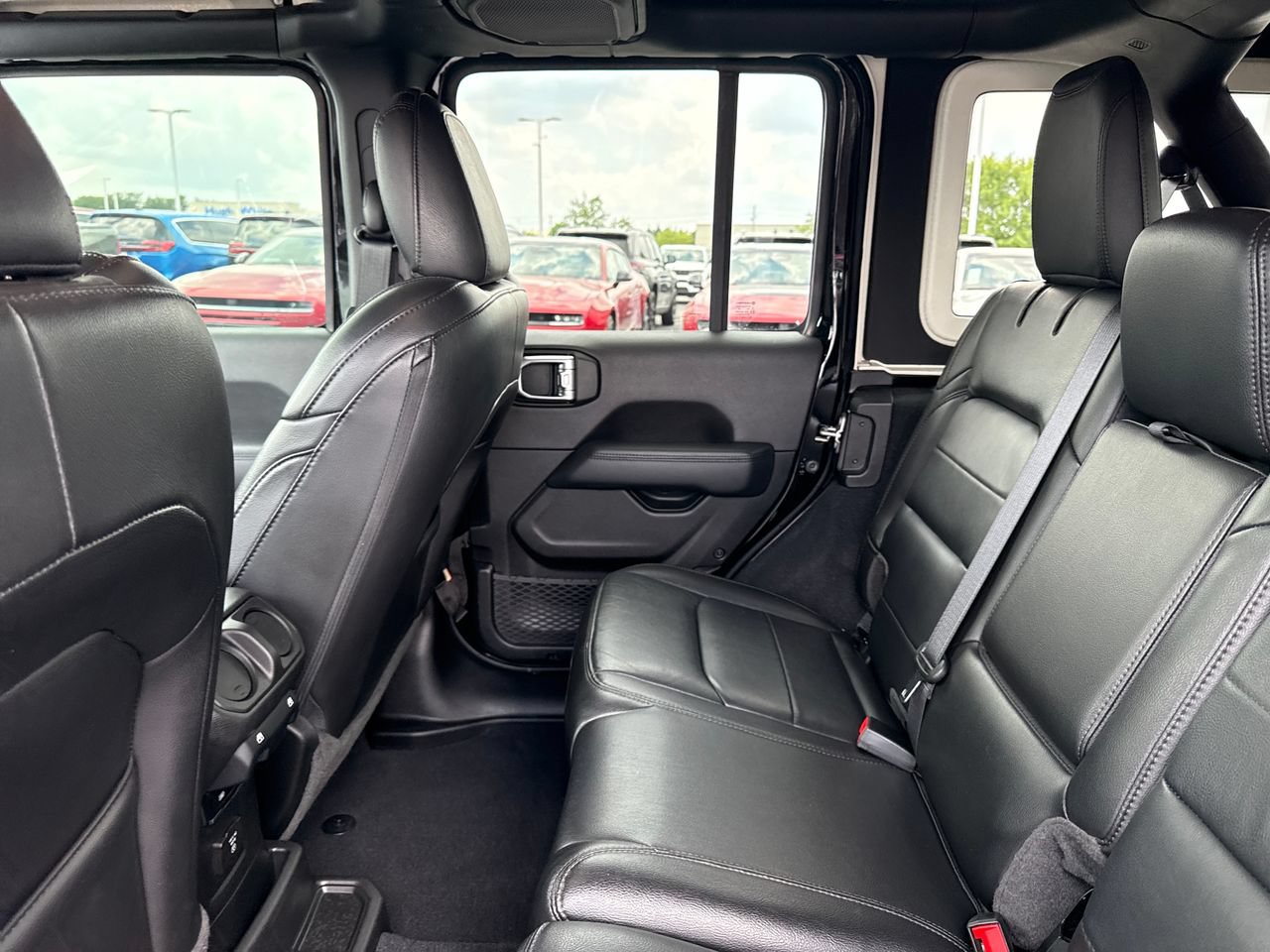 Used 2023 Jeep Wrangler Unlimited Sahara AWD/4WD image 13