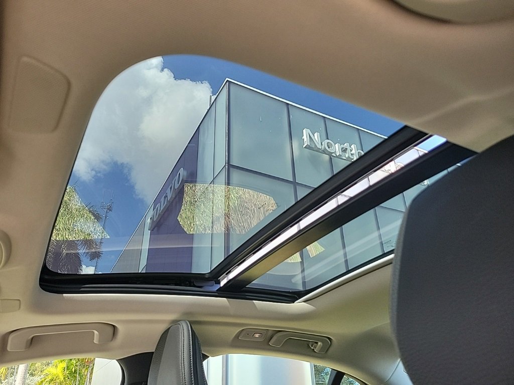 Used 2025 Volvo S60 B5 Plus image 6