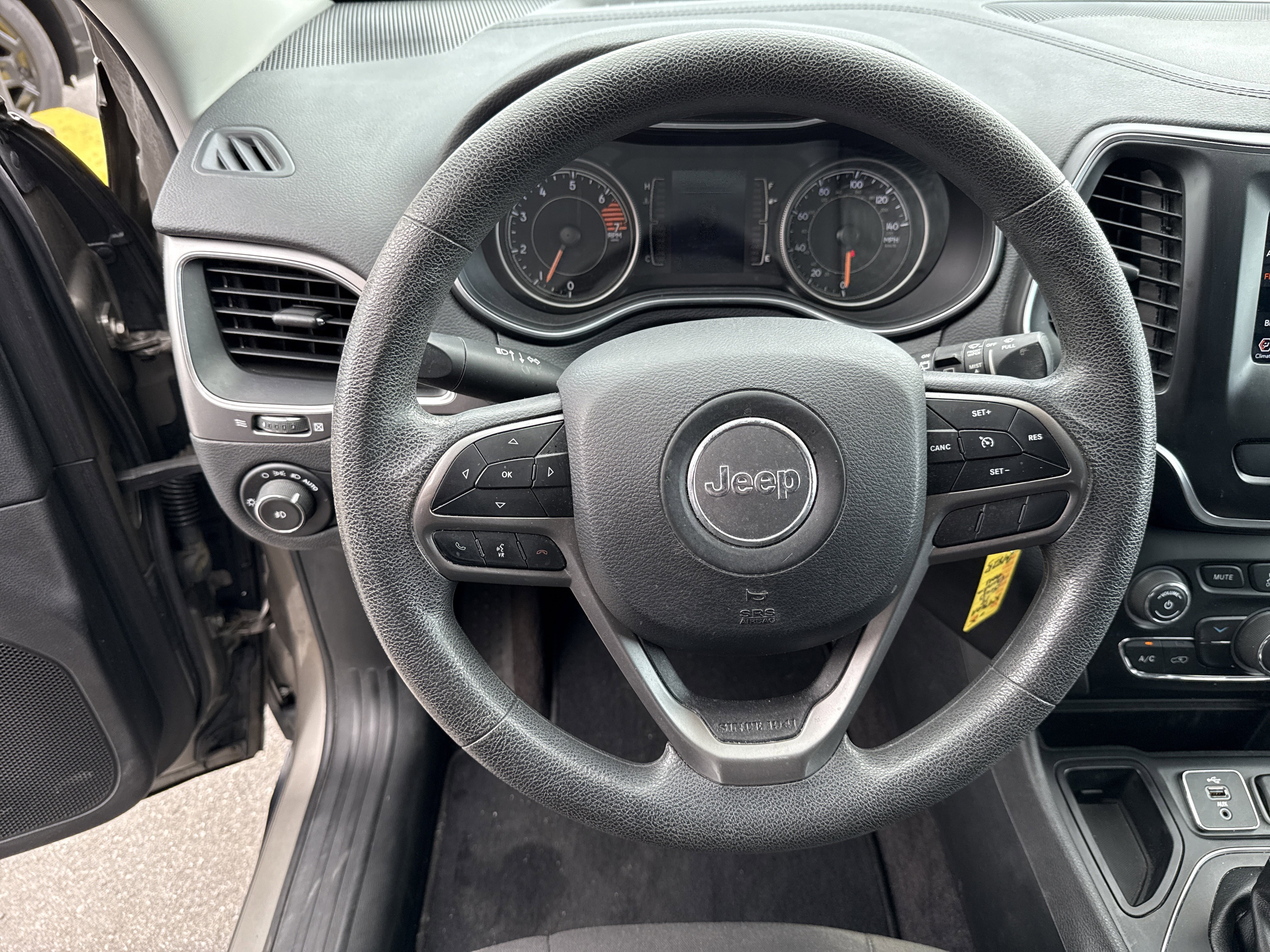 Used 2019 Jeep Cherokee Latitude w/ Popular Appearance Group image 17