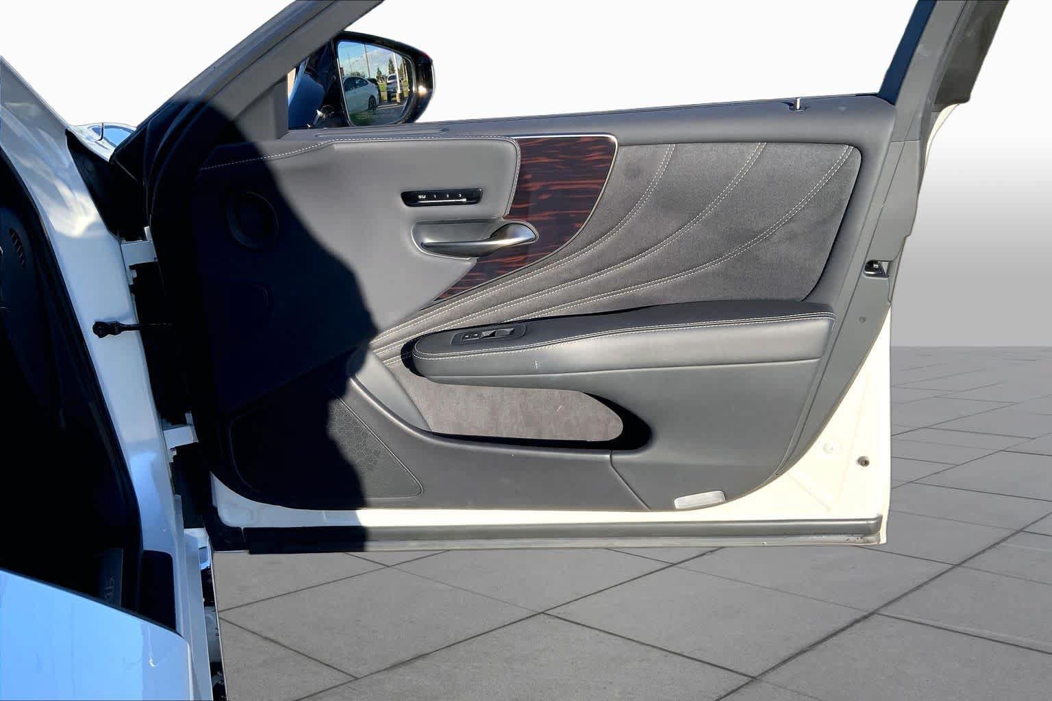 Used 2024 Lexus LS 500 w/ Interior Upgrade Package RWD image 21