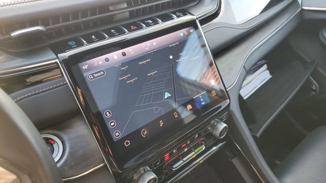 Used 2022 Jeep Grand Cherokee Overland w/ Advanced Protech Group III image 7