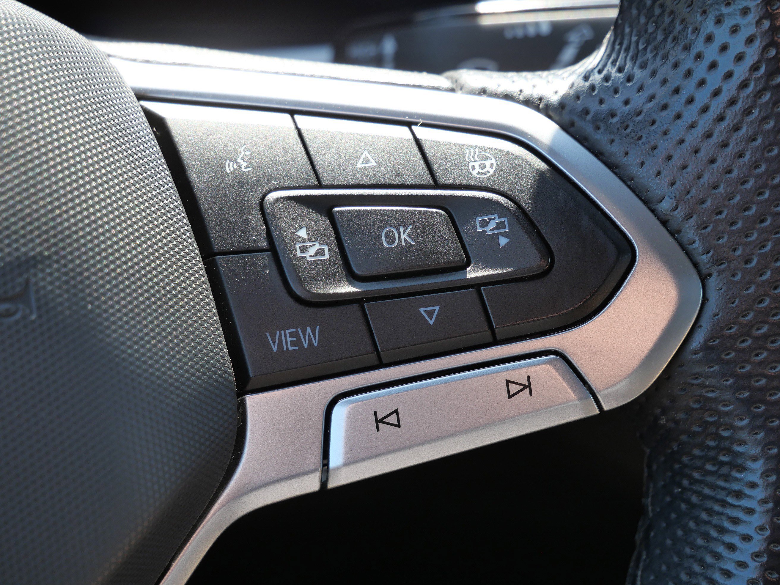 Used 2022 Volkswagen Atlas Cross Sport SEL Premium R-Line image 32