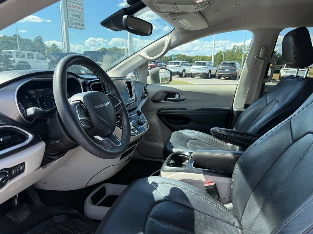 Used 2022 Chrysler Pacifica Touring-L FWD image 4