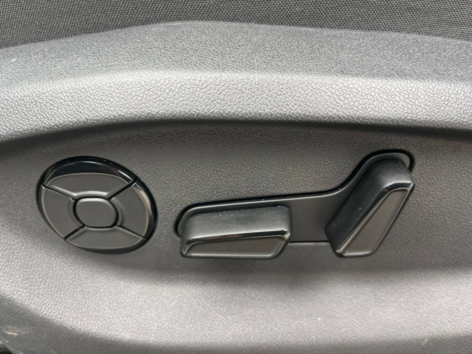 Used 2026 Volkswagen Tiguan SE AWD/4WD image 18