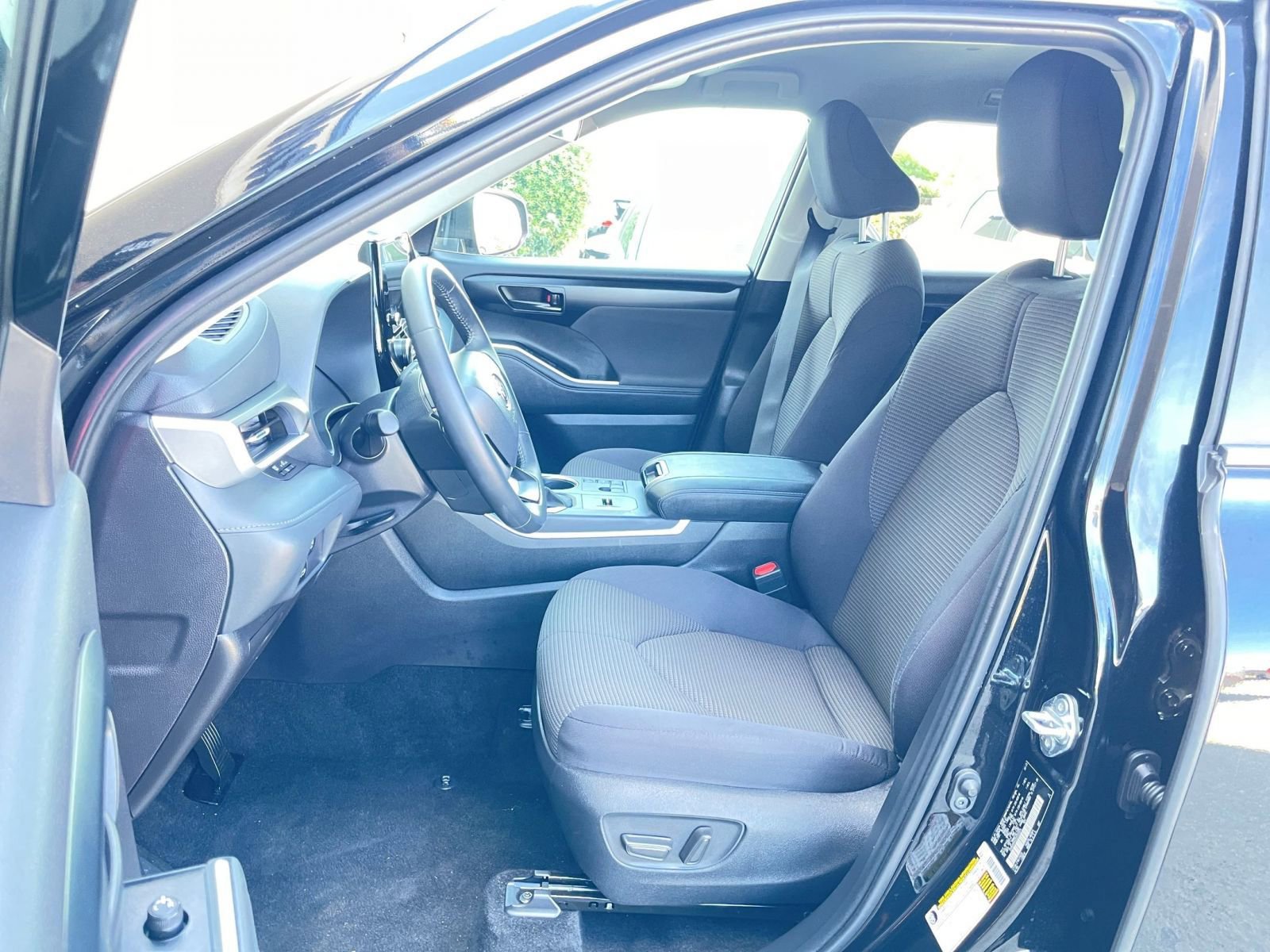 Used 2025 Toyota Highlander LE image 38