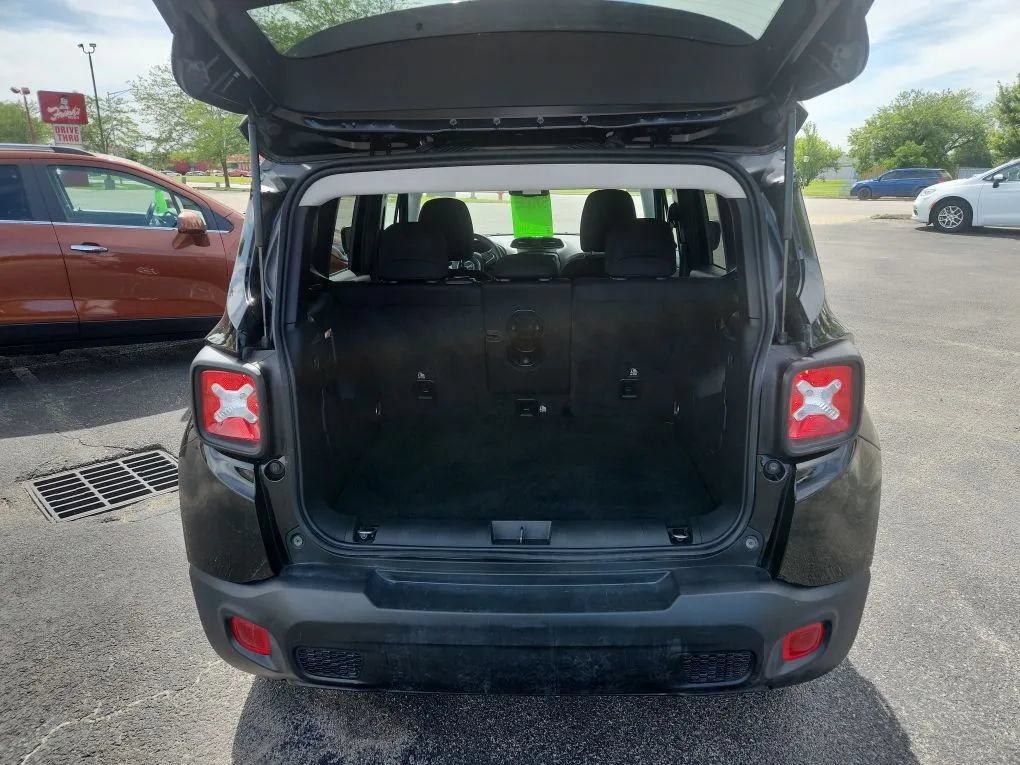 Used 2022 Jeep Renegade Latitude w/ Convenience Group AWD/4WD image 5
