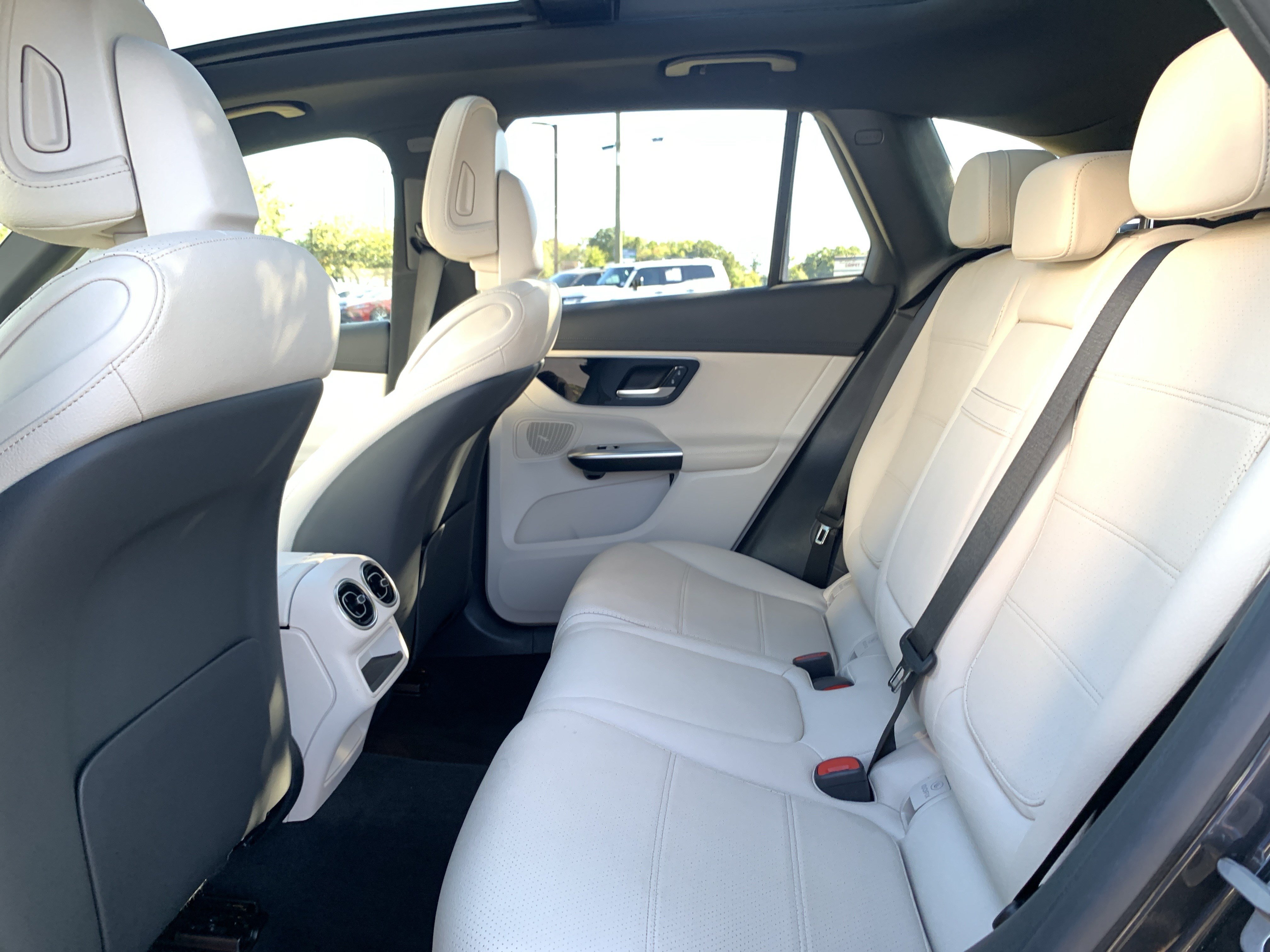 Used 2024 Mercedes-Benz GLC 300 image 32