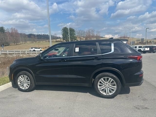 Used 2024 Mitsubishi Outlander ES image 26
