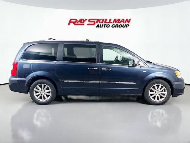 Used 2014 Chrysler Town & Country Touring-L FWD image 8