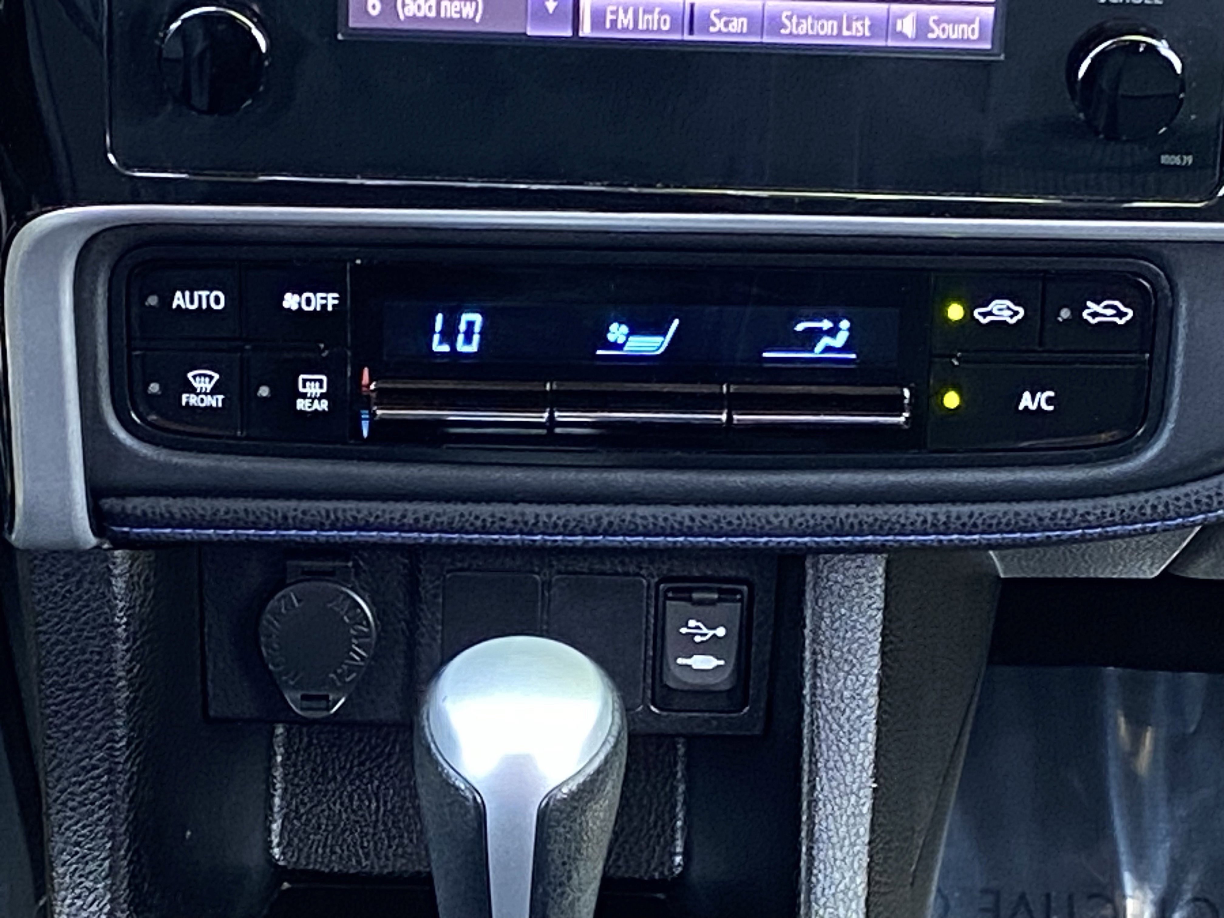 Used 2018 Toyota Corolla SE w/ Carpet Mat Package (TMS) FWD image 14