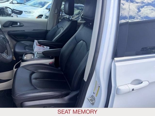 Used 2024 Chrysler Pacifica Limited FWD image 12