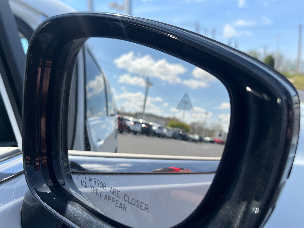 Used 2024 Chrysler Pacifica Touring-L image 18