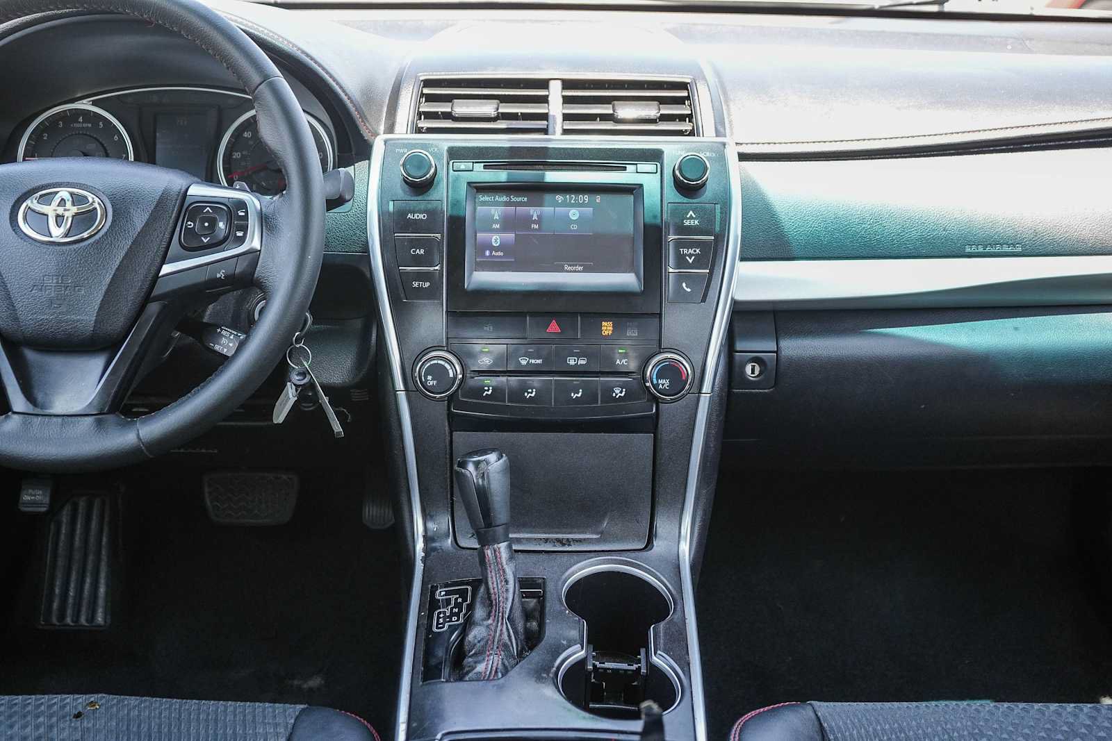 Used 2015 Toyota Camry SE FWD image 11