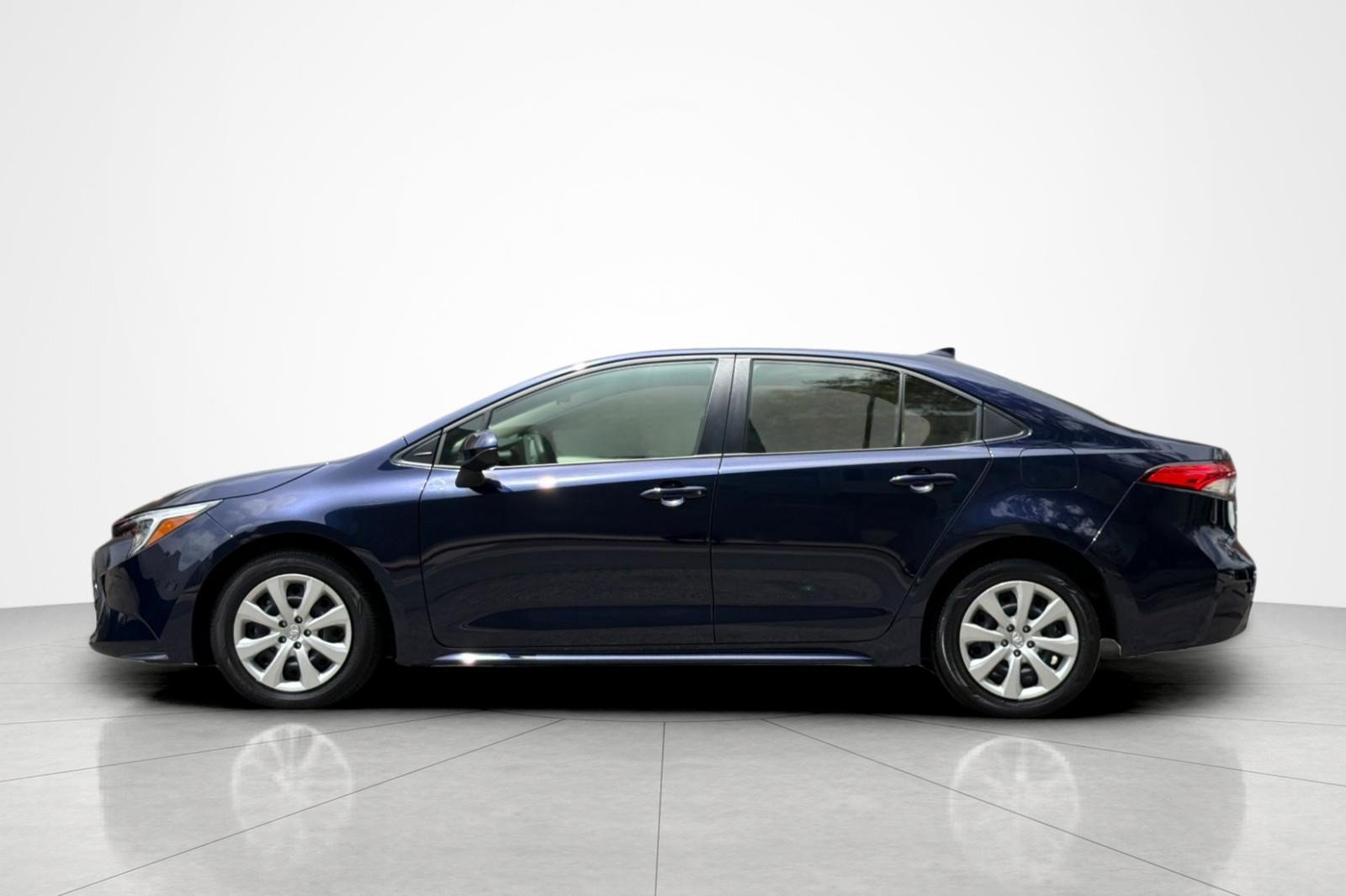 Used 2025 Toyota Corolla LE FWD image 2