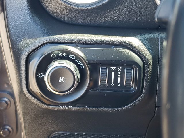 Used 2018 Jeep Wrangler Unlimited Sahara w/ Safety Group AWD/4WD image 22
