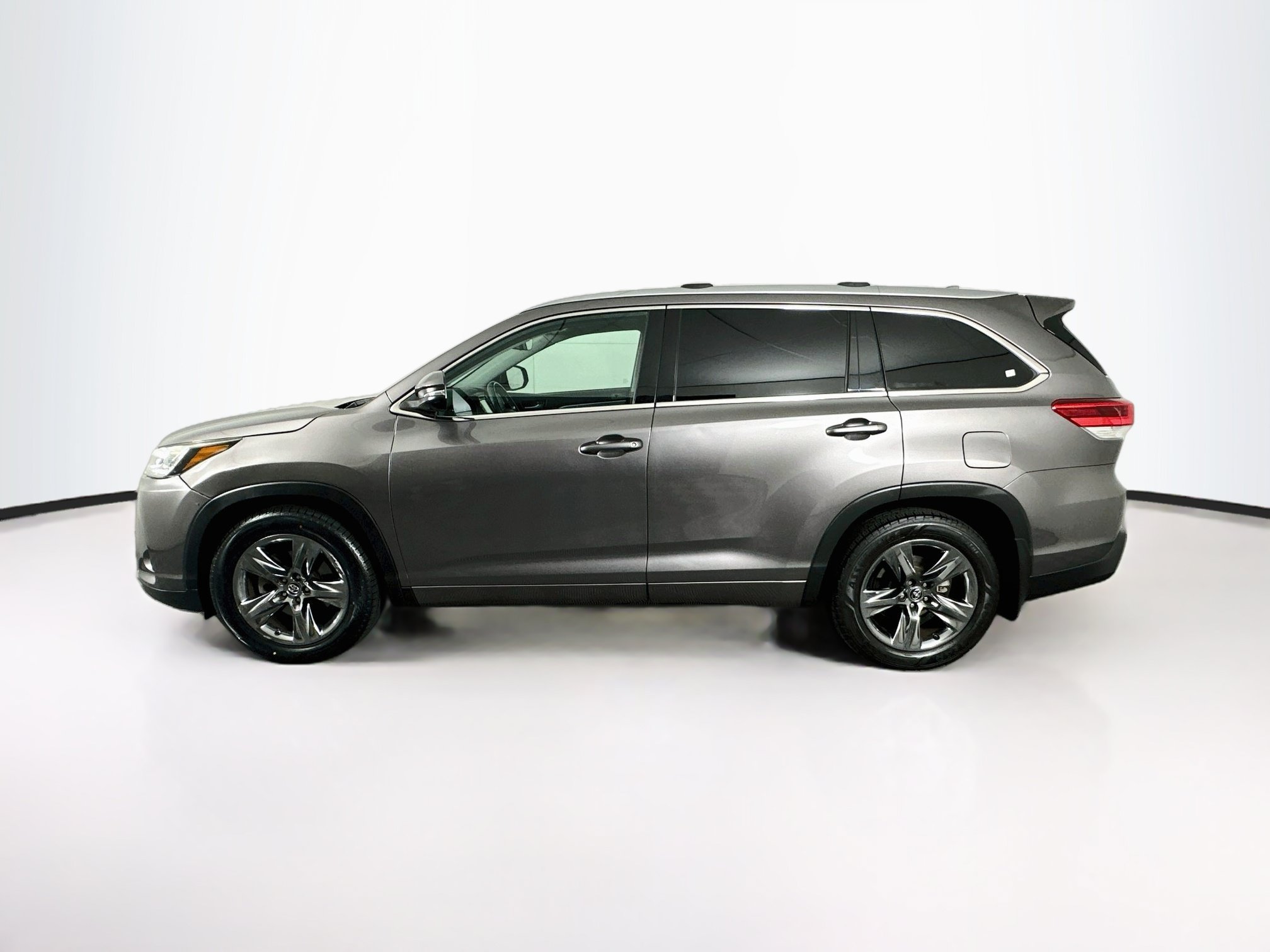 Used 2019 Toyota Highlander Limited Platinum w/ Carpet Mat Package (TMS) AWD/4WD image 4
