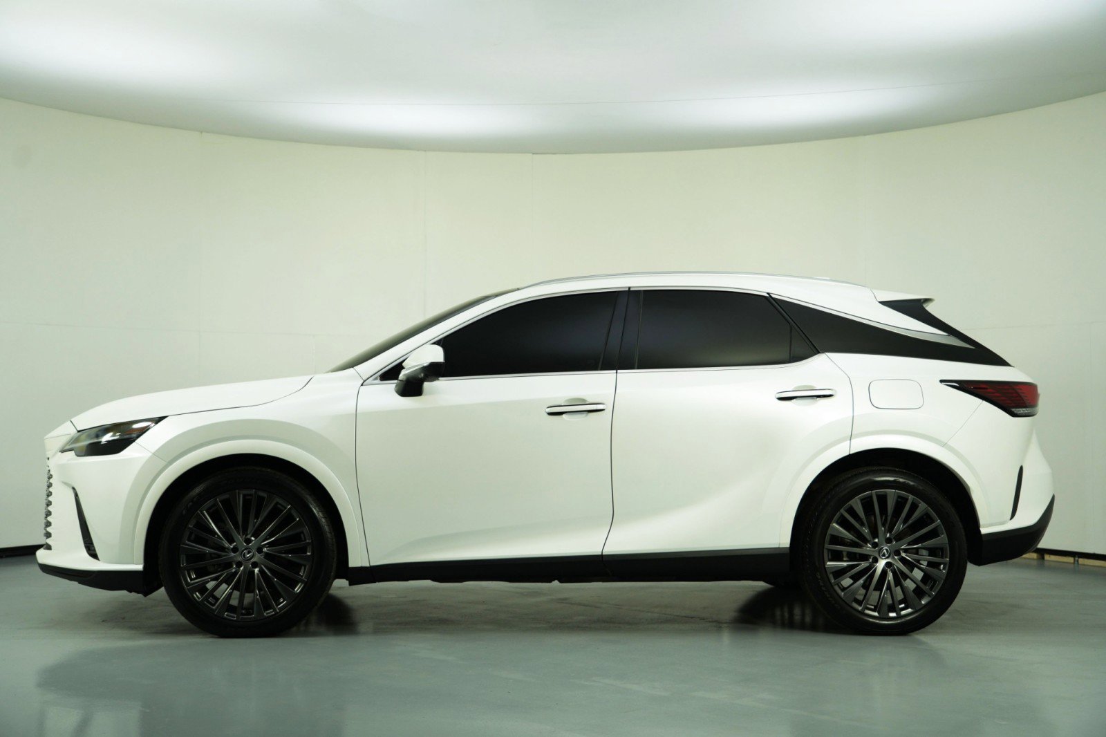Used 2023 Lexus RX 350 Luxury w/ Cold Area Package image 9