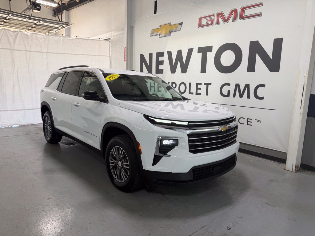 Used 2025 Chevrolet Traverse LT FWD image 2