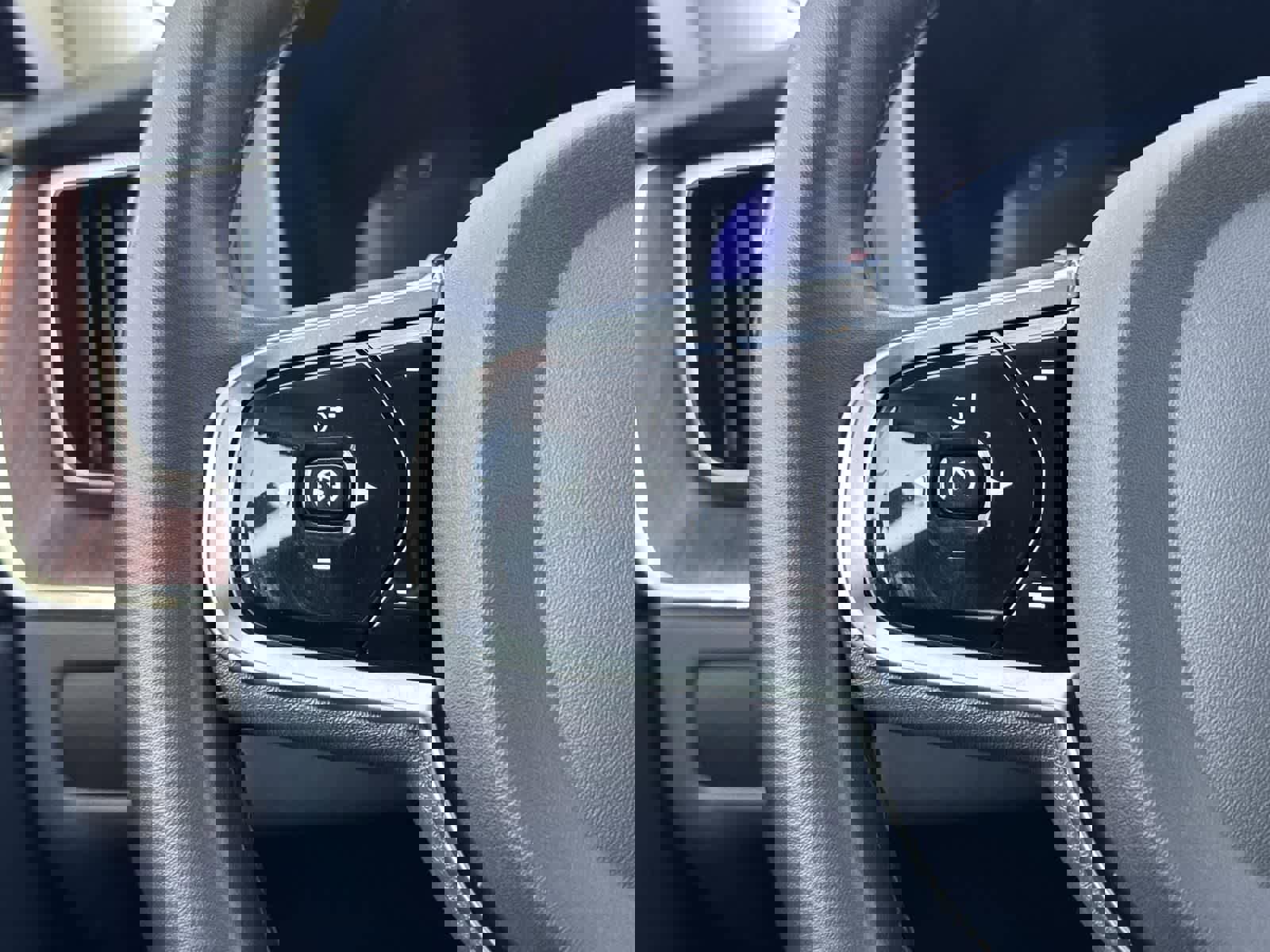 Used 2023 Volvo XC60 B5 Plus image 11