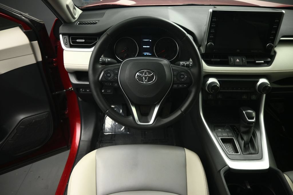 Used 2022 Toyota RAV4 XLE Premium FWD image 5
