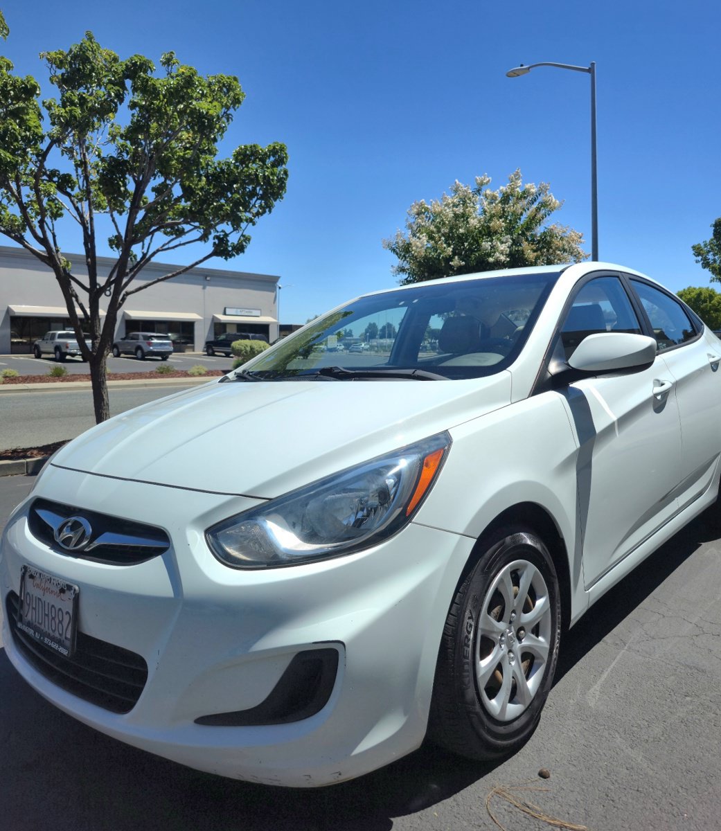 Used 2014 Hyundai Accent GLS FWD image 2