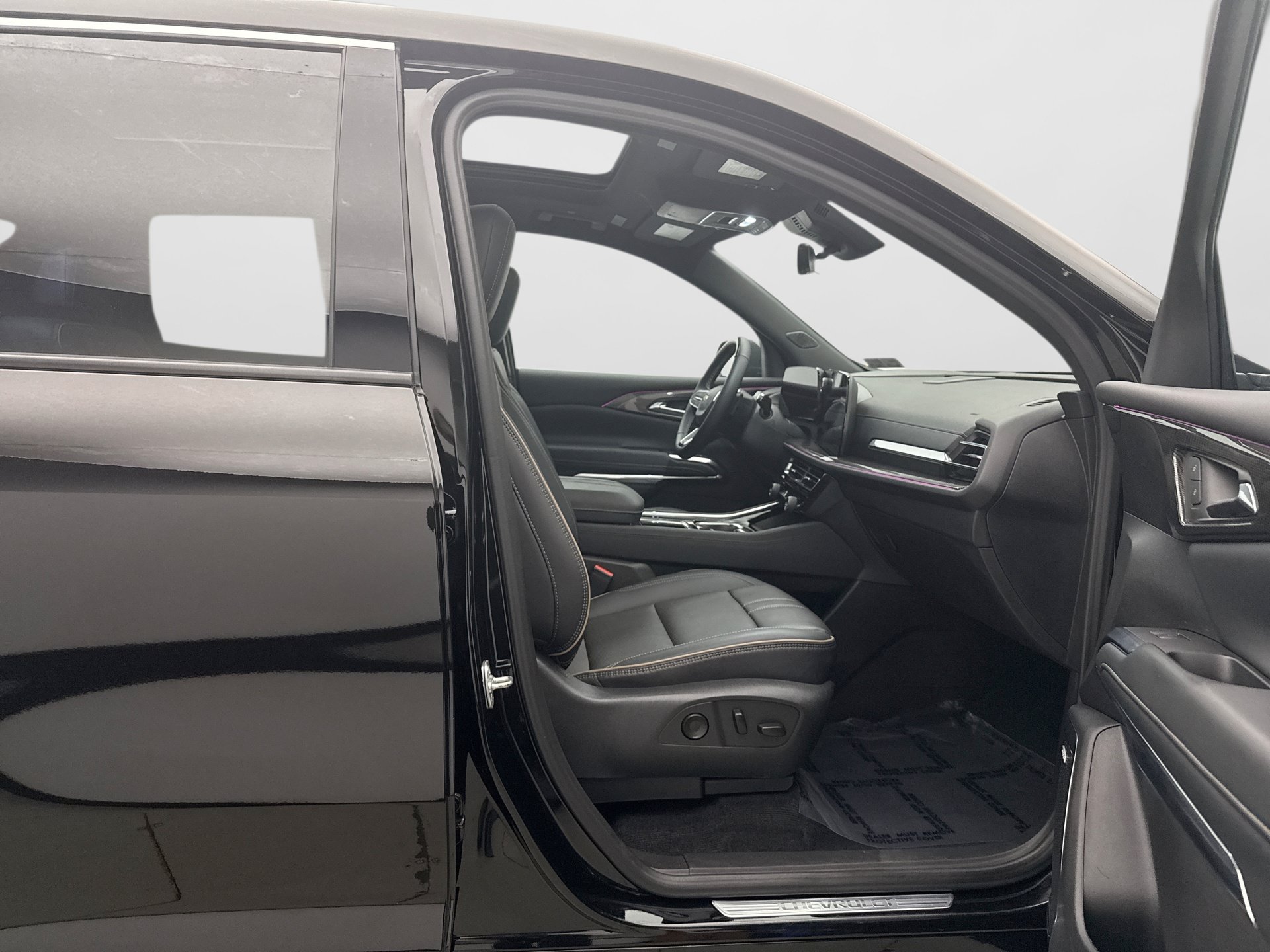 Used 2025 Chevrolet Traverse High Country w/ LPO, Floor Liner Package AWD/4WD image 19