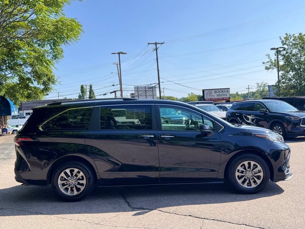 Used 2023 Toyota Sienna XLE FWD image 7