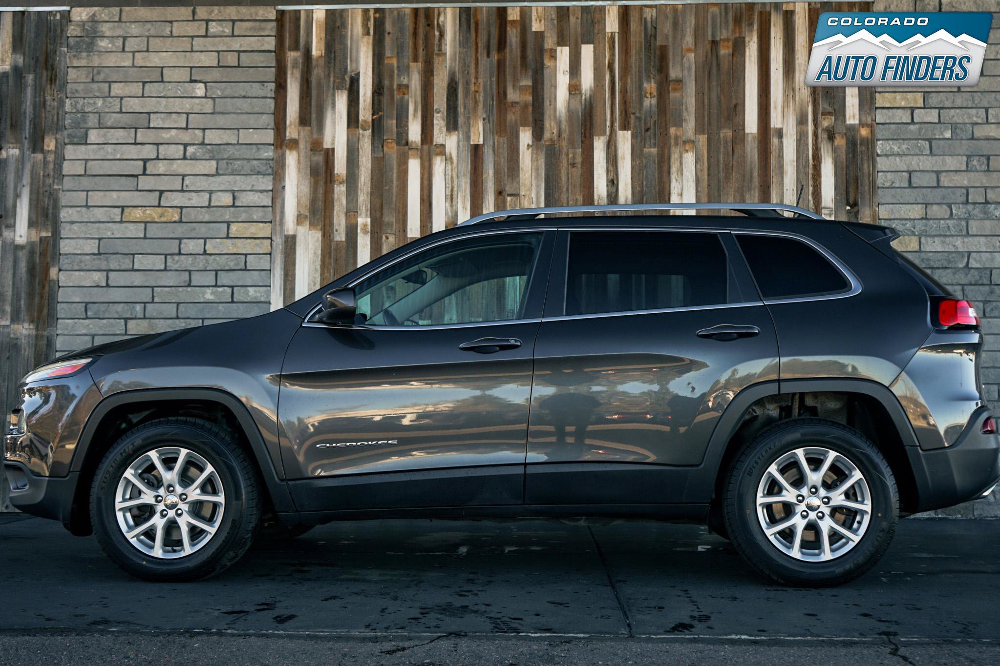 Used 2016 Jeep Cherokee Latitude w/ Cold Weather Group AWD/4WD image 3
