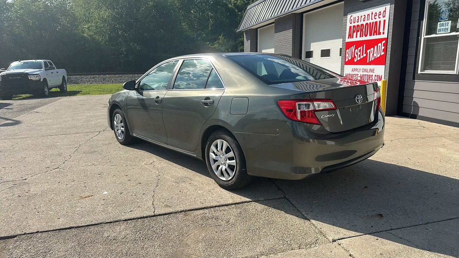 Used 2014 Toyota Camry LE FWD image 3