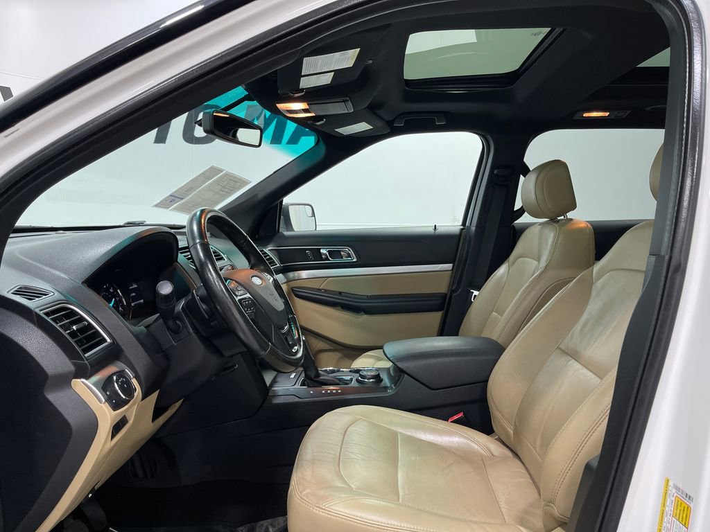 Used 2016 Ford Explorer XLT w/ Equipment Group 202A image 14