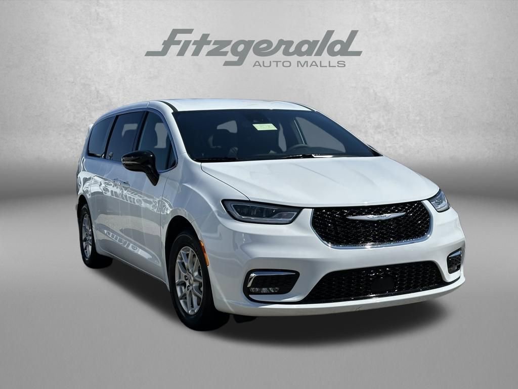 Used 2025 Chrysler Pacifica Select FWD image 1