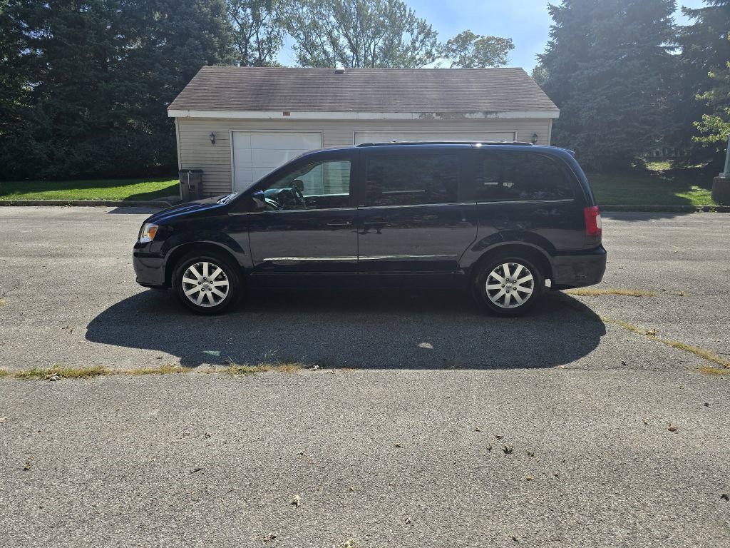 Used 2013 Chrysler Town & Country Touring image 6