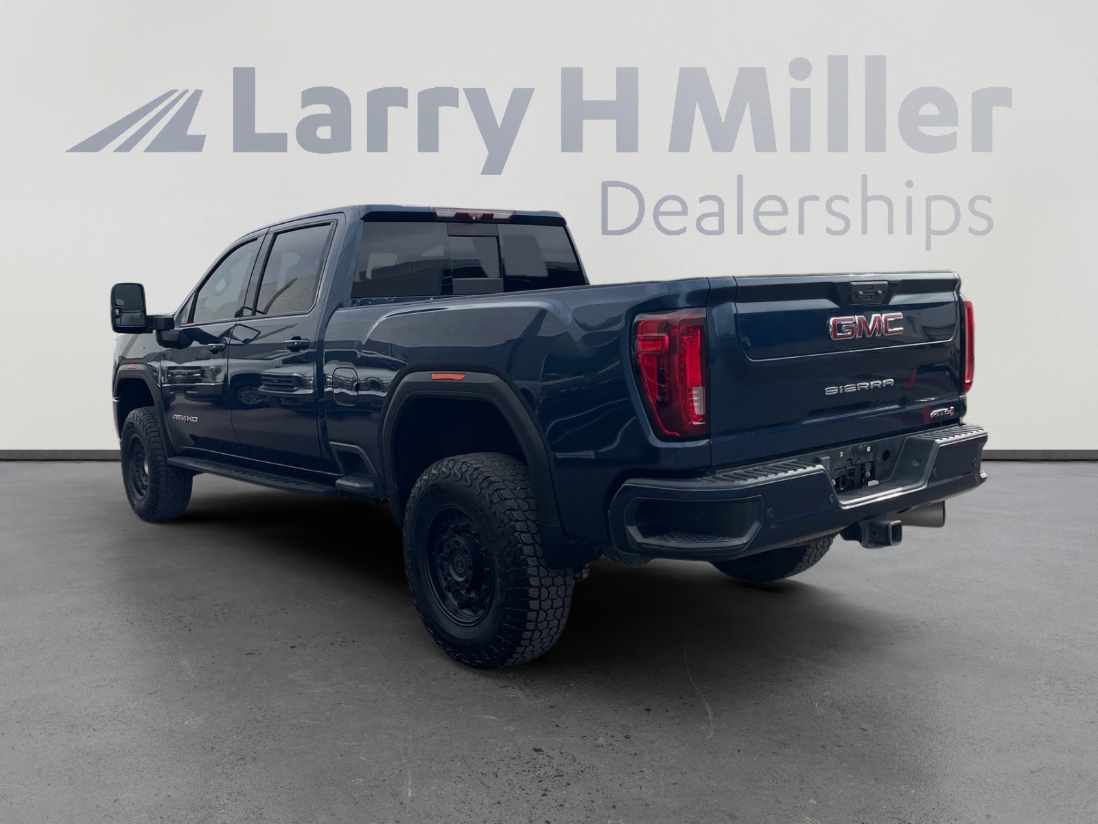 Used 2022 GMC Sierra 2500 AT4 w/ AT4 Premium Plus Package AWD/4WD image 3