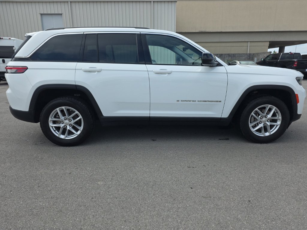 Used 2022 Jeep Grand Cherokee Laredo AWD/4WD image 4