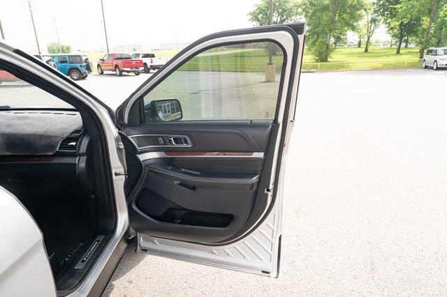 Used 2019 Ford Explorer Platinum AWD/4WD image 16
