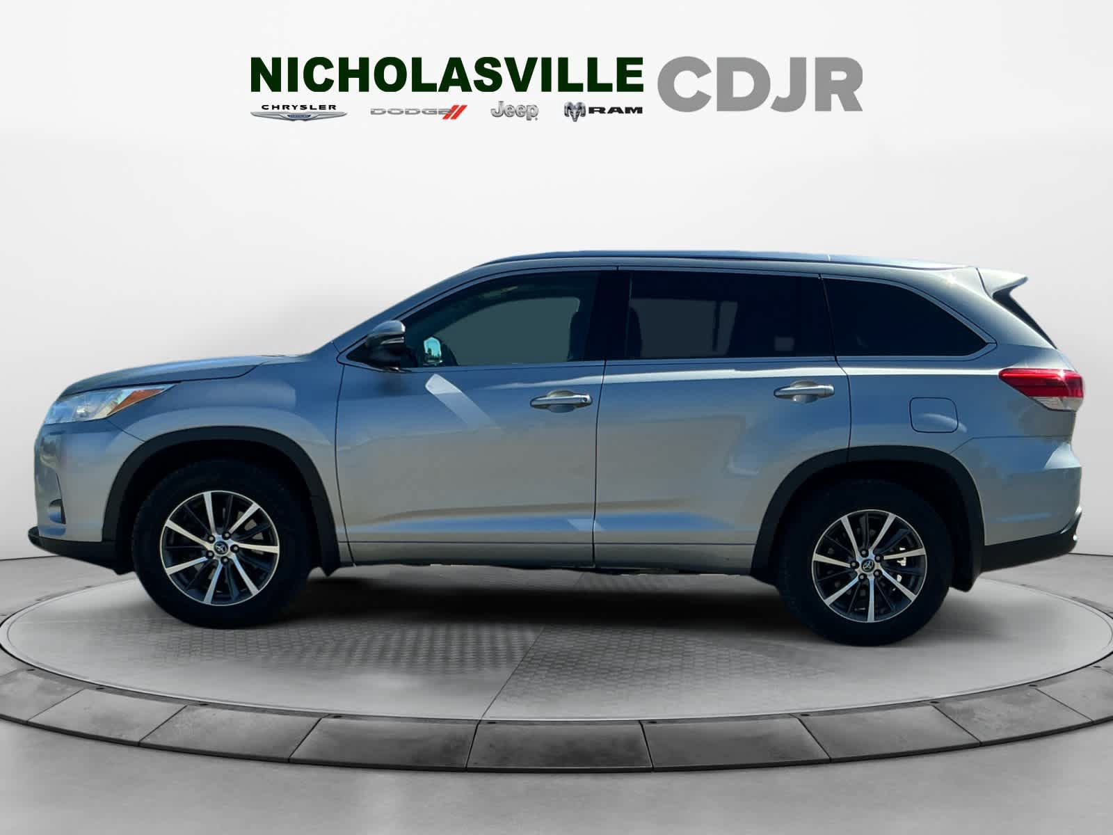 Used 2017 Toyota Highlander XLE AWD/4WD image 2
