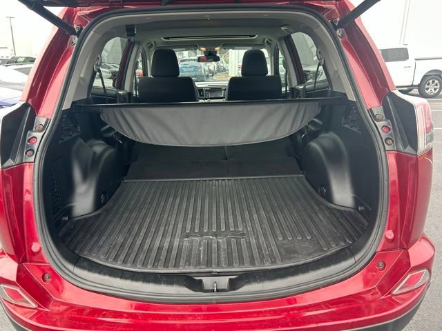 Used 2018 Toyota RAV4 XLE AWD/4WD image 10