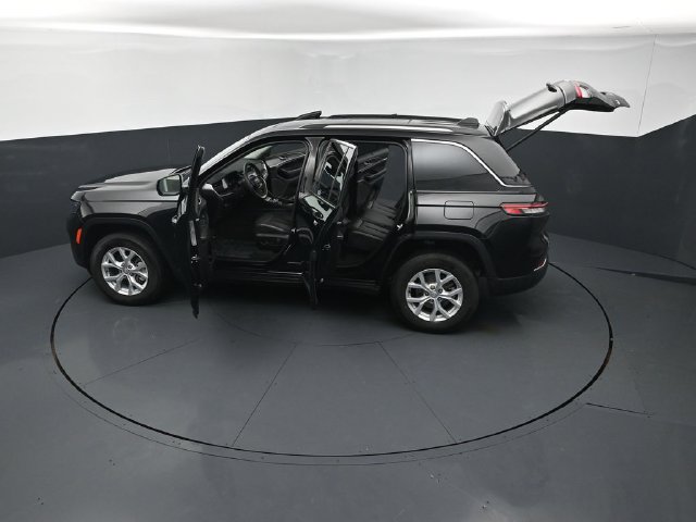 Used 2023 Jeep Grand Cherokee Limited w/ Luxury Tech Group II AWD/4WD image 27
