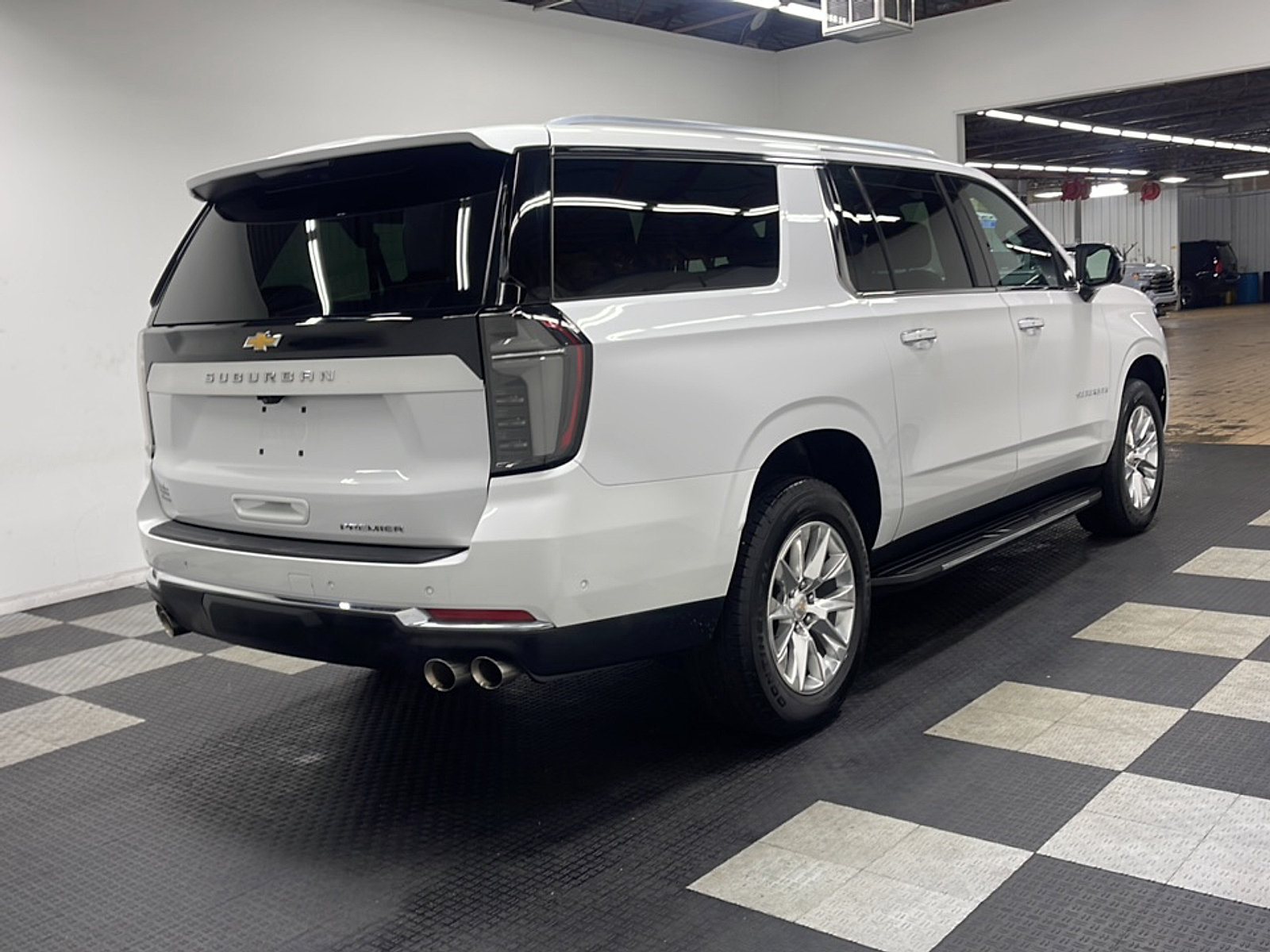 Used 2025 Chevrolet Suburban Premier AWD/4WD image 19