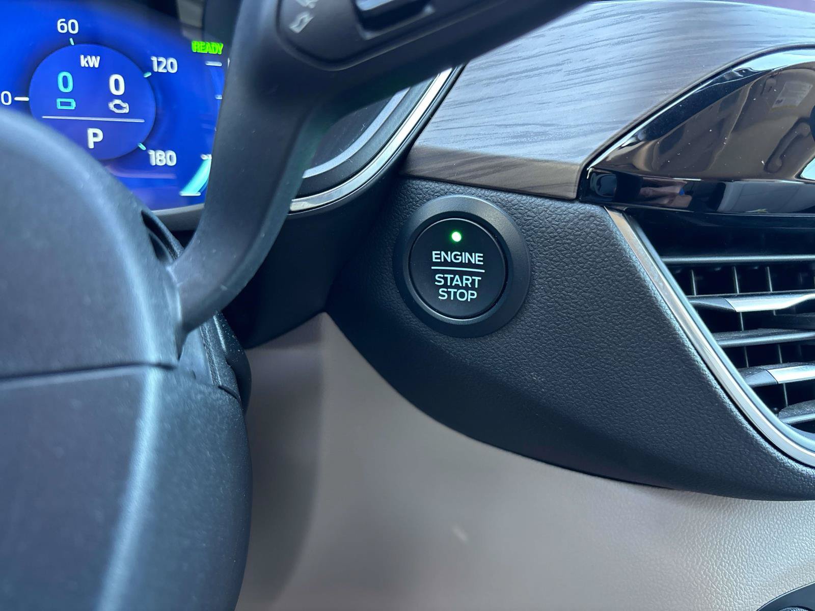 Used 2020 Ford Escape Titanium FWD image 28