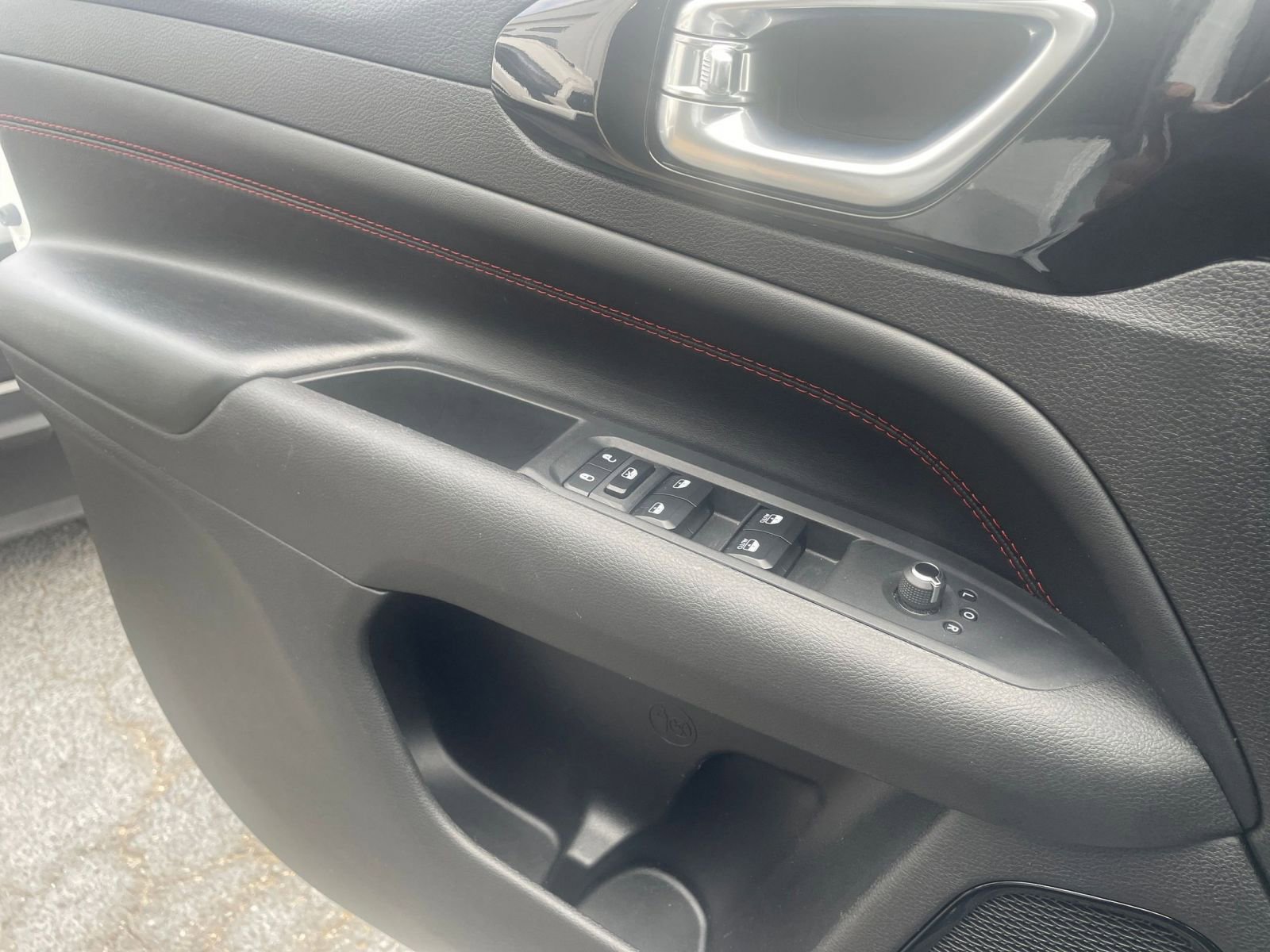 Used 2025 Jeep Compass Trailhawk image 20