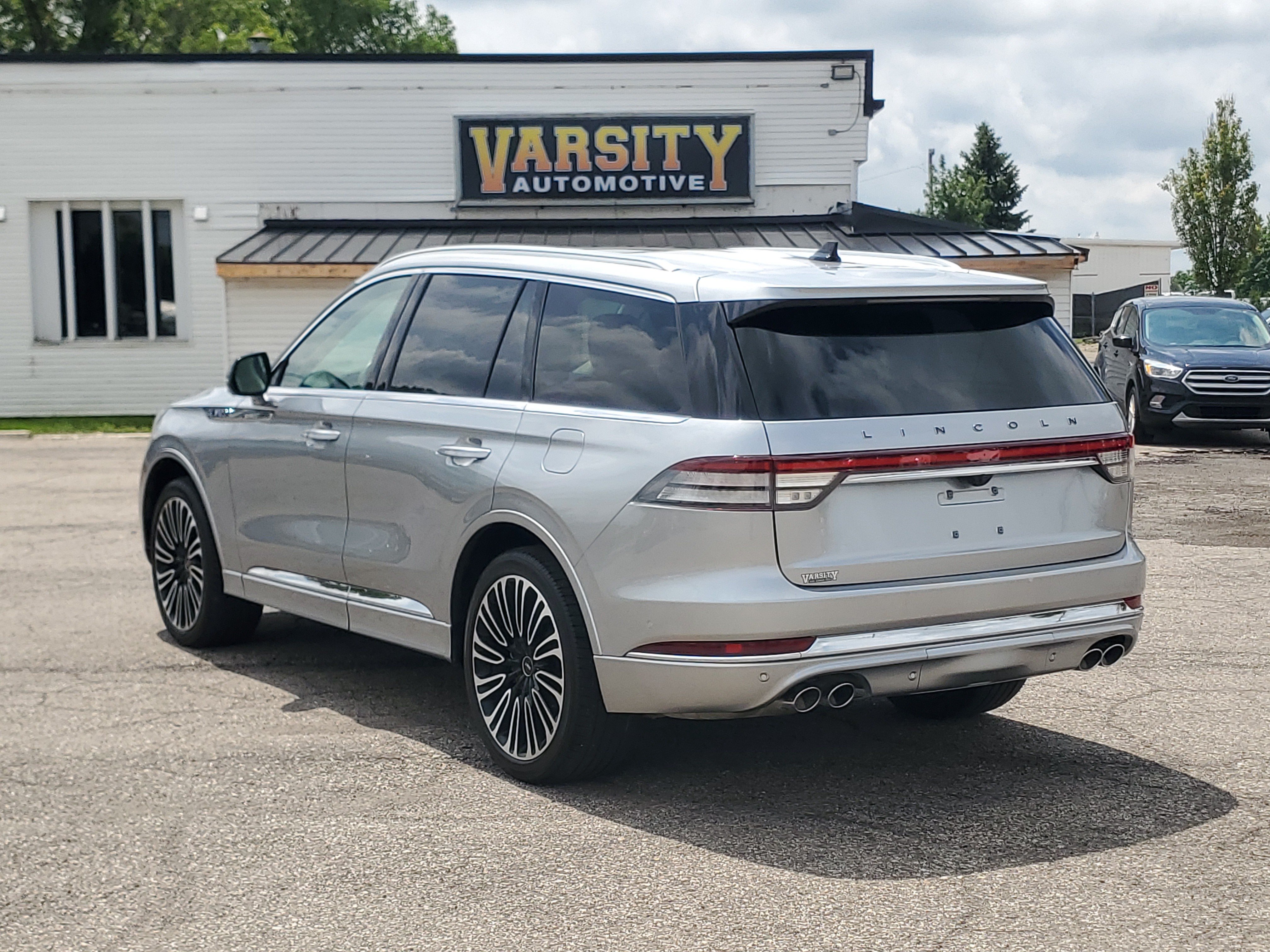 Certified 2024 Lincoln Aviator Black Label w/ Class IV Trailer Tow Package AWD/4WD image 4