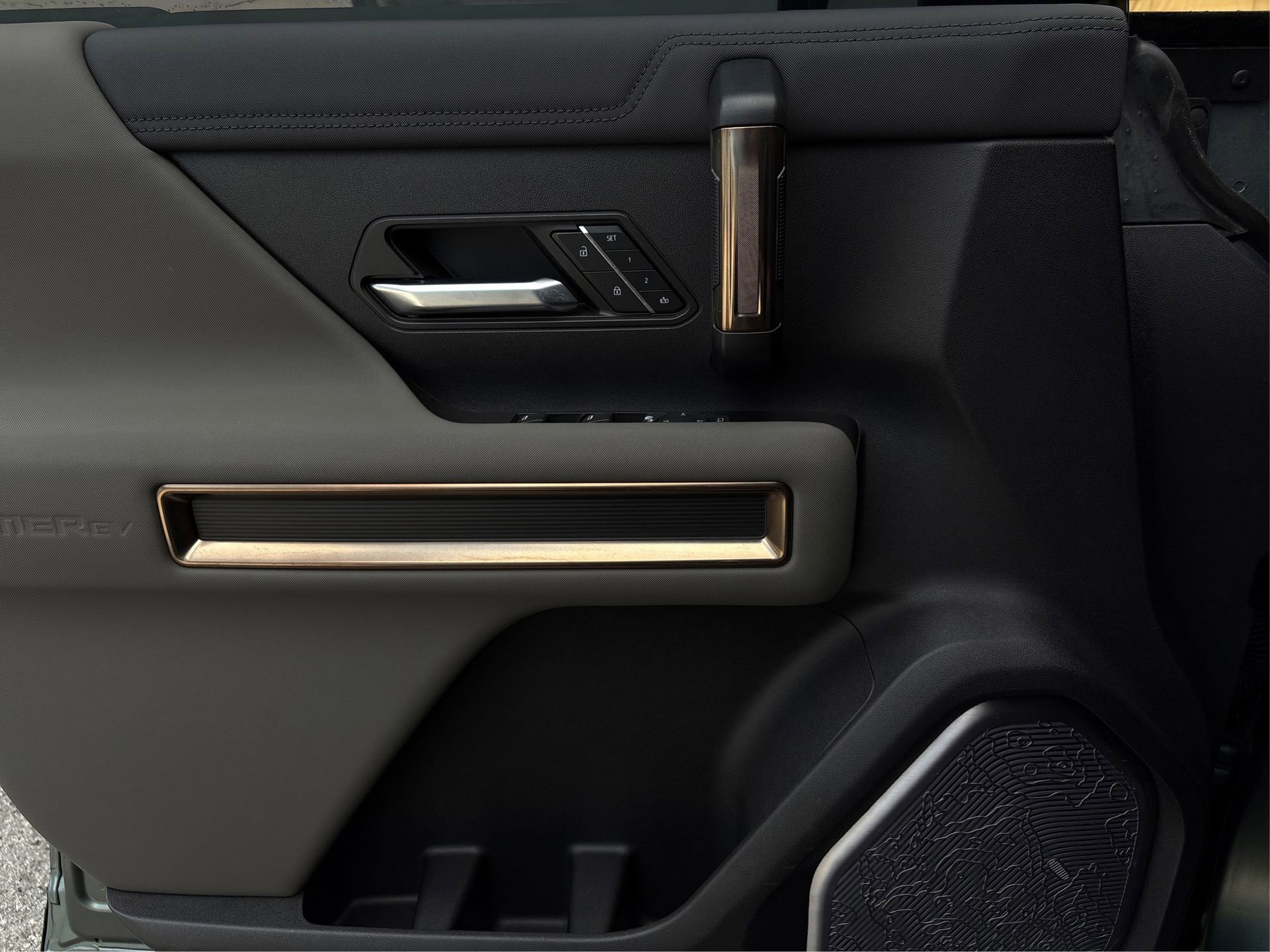 Used 2024 GMC Hummer EV 3X w/ LPO, Roof Cross Rail Package image 21