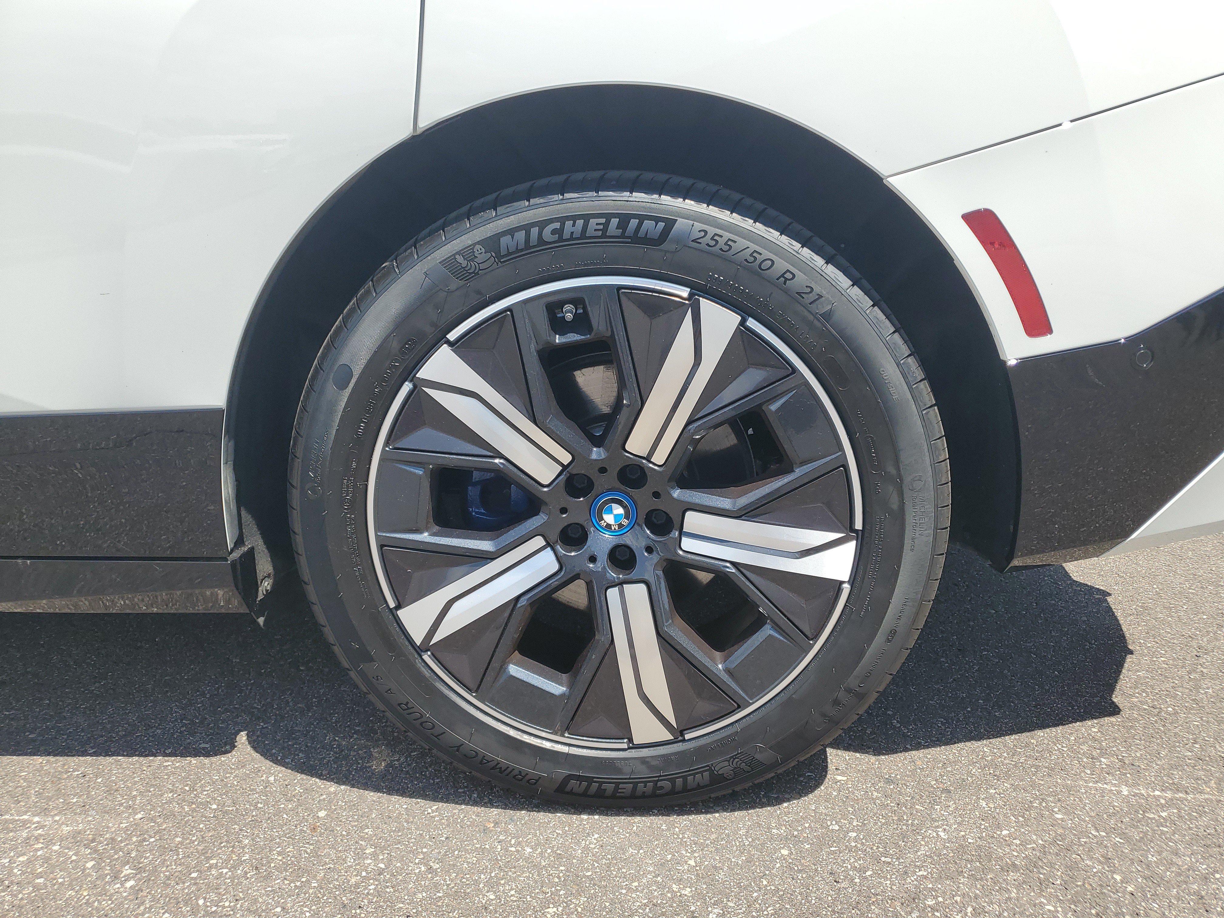 Certified 2024 BMW iX xDrive50 w/ Sport Package AWD/4WD image 28