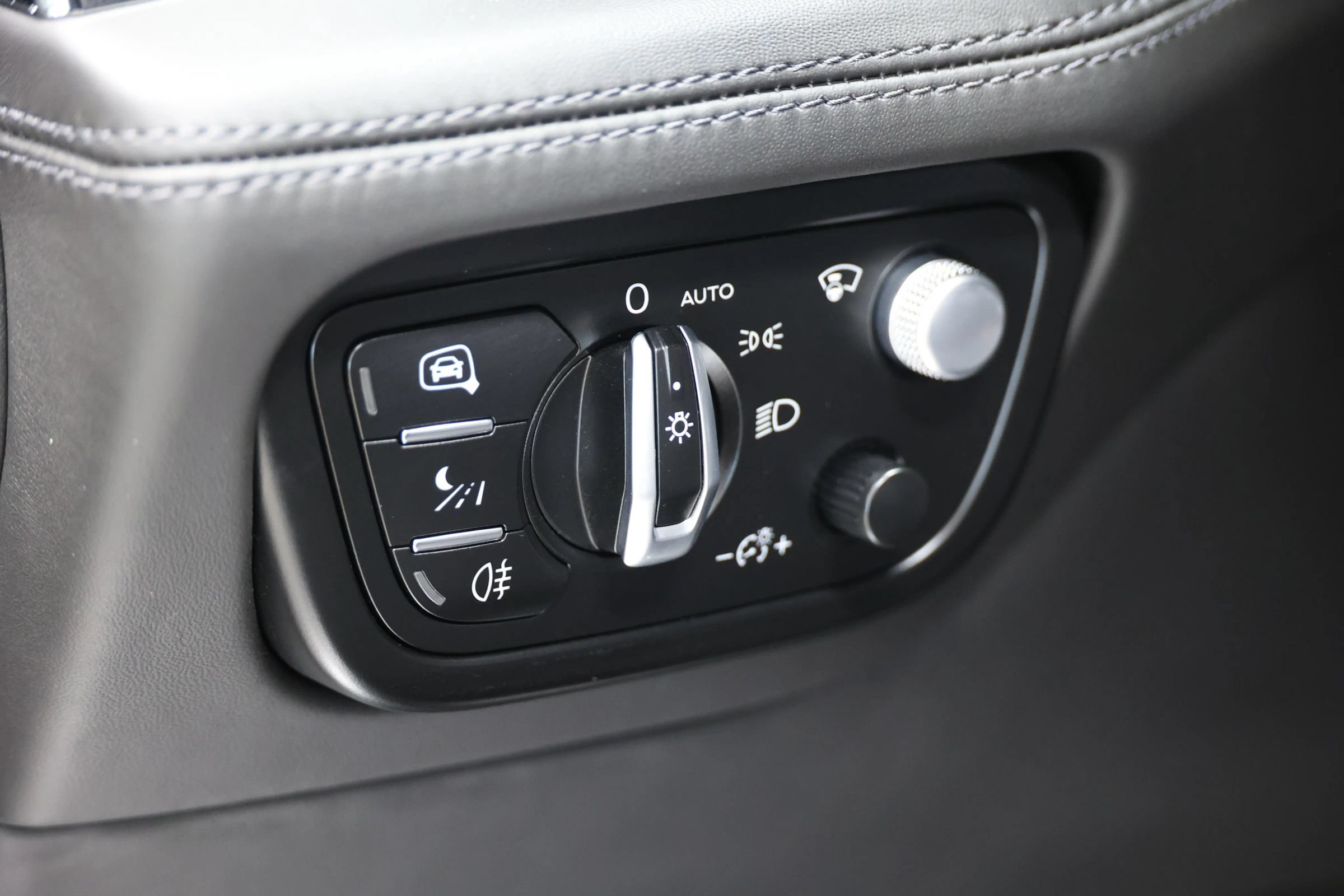 Used 2020 Bentley Bentayga Plug-In Hybrid AWD/4WD image 25