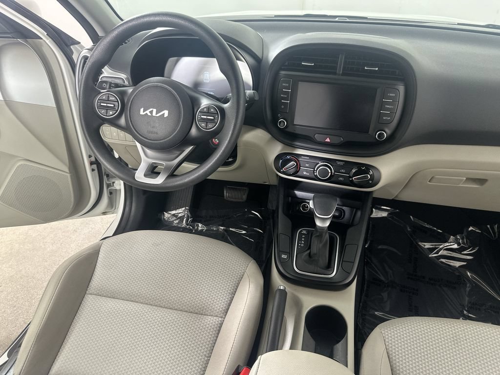 Used 2025 Kia Soul LX w/ LX Technology Package FWD image 16