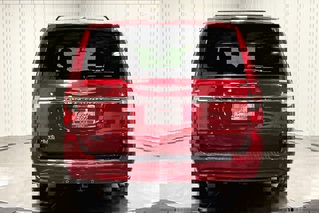 Used 2012 Chrysler Town & Country Limited w/ Luxury Group image 4