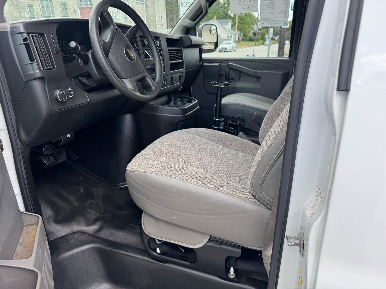Used 2019 Chevrolet Express 2500 RWD image 16