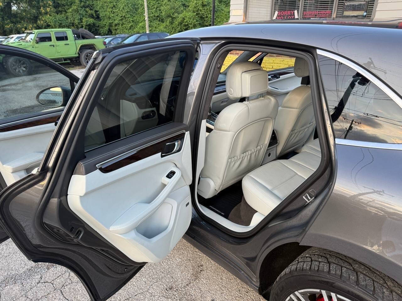 Used 2018 Porsche Macan Turbo AWD/4WD image 12