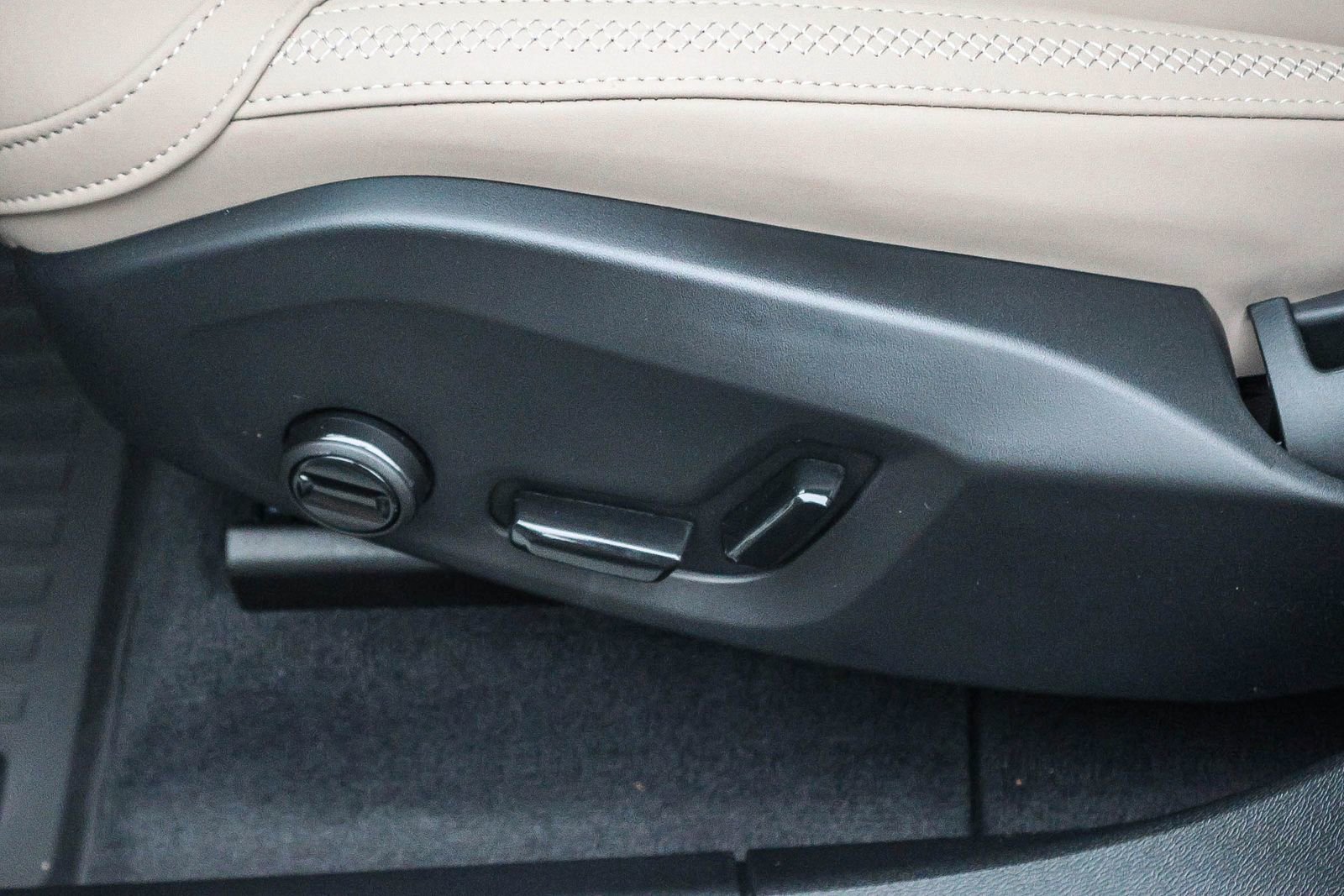 New 2026 Volvo XC60 B5 Core w/ Climate Package image 30